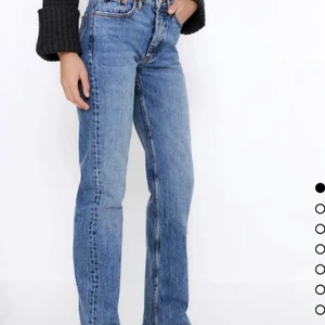 Zara jeans - Säljer mina zara mid rise jeans eftersom att zara råkade skicka ett extra par till mig. Helt oanvända och lappen sitter kvar. Dessa är helt slutsålda 