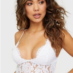 Lace top - PCAURA STRAP CROPPED LACE TOP: Storlek M. Är slut på Nelly i storlek M.            Ja har aldrig använt den bara testat. Lappen sitter fortfarande på. Köpte i somras. Men kom aldrig till användning.                               Nypris: 199 kr                                                 Mitt pris: 90 kr + frakt 