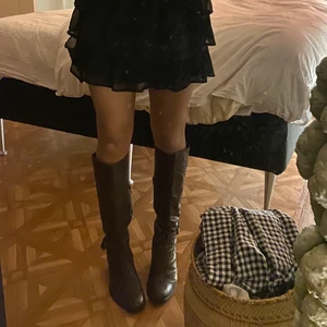 Snygga boots!  - Säljer dessa skit snygga boots!! Storlek 40, men jag har storlek 38 och det passar bra på mig. Dom är i en brungrön färg och har några detaljer nedtill. 