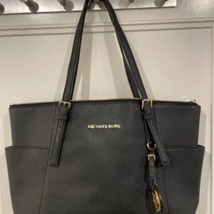 MICHEAL KORS väska - Säljer min Michael Kors väska i medium! Äkta!! Knappt använd 