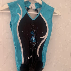 Svart/blå gymnastikdräkt från Moreau - En väldigt fin svart/ljusblå gymnastikdräkt från Christian Moreau. Är i väldigt fint skick! Tvättas innan den skickas. Priset är exklusive frakt på 45 kr.