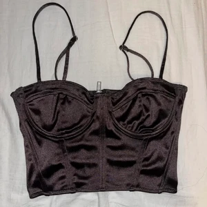 Korsett  - Brun korsett från H&M aldrig använt då den är för liten för mig. Jätte fin. Man kan vika ner axelbanden. Frakt ingår inte.