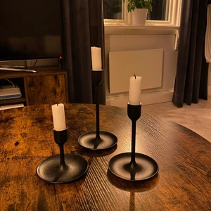 Svarta ljusstakar  - 3 stycken svarta ljusstakar, tre olika storlekar, nyskick använda enstaka gånger, skicka PM för fler bilder.