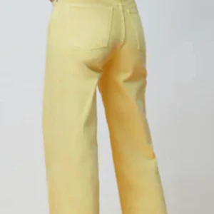 Zara jeans - Säljer mina gula jeans fårn zara. Anävnda en gång. Super fint skick! Frakt tillkommer