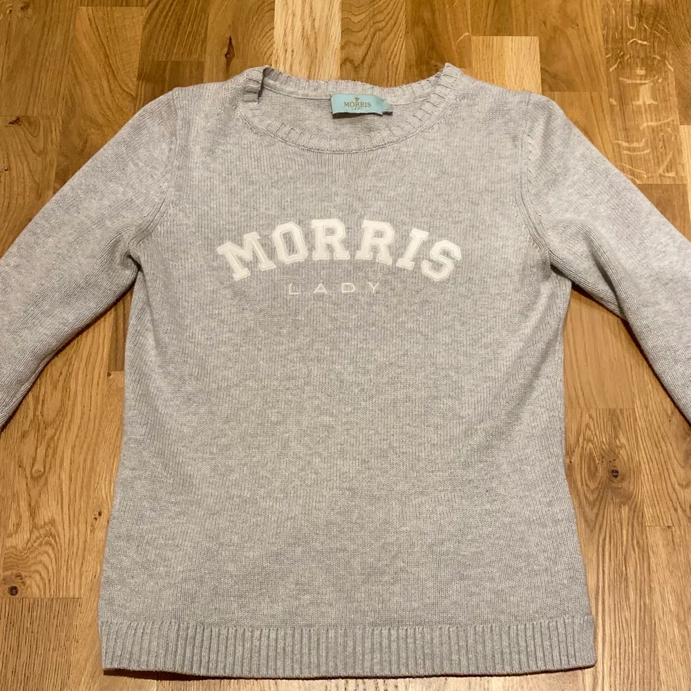 Säljer denna superfina stickade Morris tröjan då den tyvärr börjar bli för liten för mig. Superskönt material💗 hör av dig om du vill ha fler bilder eller vid frågor💗 !!köparen står för frakten!!(pris kan diskuteras). Tröjor & Koftor.
