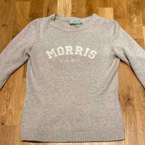 Säljer denna superfina stickade Morris tröjan då den tyvärr börjar bli för liten för mig. Superskönt material💗 hör av dig om du vill ha fler bilder eller vid frågor💗 !!köparen står för frakten!!(pris kan diskuteras)