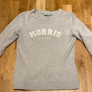 Morris tröja - Säljer denna superfina stickade Morris tröjan då den tyvärr börjar bli för liten för mig. Superskönt material💗 hör av dig om du vill ha fler bilder eller vid frågor💗 !!köparen står för frakten!!(pris kan diskuteras)