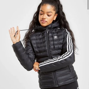 Adidas jacka - Den är bekväm, fin och varm perfekt nu när de börjar bli lite kallt. Använd typ 4 gånger, säljer den för den inte kommer till användning💕