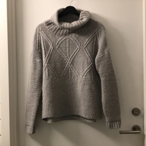 Lager 157, knitted sweater, M.  - Mysig stickad turtlenecktröja i fint skick. Samma detaljer på baksidan som framsidan. 