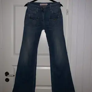 Ett par jättefina högmidjade & utsvängda jeans i toppenskick som tyvärr är för små för mig, står att det är strl 10 men jag skulle säga att de är xs/s från French Connection (är själv kring 173 cm och dessa är perfekta i längden) 
