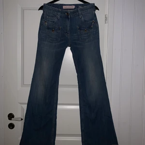 Utsvängda jeans med fickor framtill - Ett par jättefina högmidjade & utsvängda jeans i toppenskick som tyvärr är för små för mig, står att det är strl 10 men jag skulle säga att de är xs/s från French Connection (är själv kring 173 cm och dessa är perfekta i längden) 