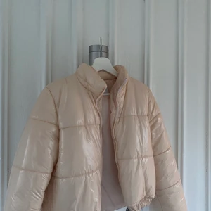 Rosabers dunjacka Chiquelle  - Så fin fluffig dunjacka från Chiquelle i bra skick som sitter så najs. Färgen är en liten blandning av rosa o berst och den är i storlek S. Köpt för 500kr och frakten är inkluderad💞