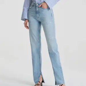 Måste tyvärr sälja dessa skitsnygga jeans från Gina då dom blivit för små. De är slutsålda på hemsidan och kostade 599kr. Jag är 167 cm och dom går ner över skon på mig, skriv vid intresse!❤️‍🔥❤️‍🔥