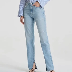 Raka jeans ginatricot - Måste tyvärr sälja dessa skitsnygga jeans från Gina då dom blivit för små. De är slutsålda på hemsidan och kostade 599kr. Jag är 167 cm och dom går ner över skon på mig, skriv vid intresse!❤️‍🔥❤️‍🔥