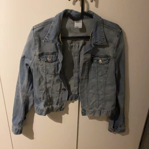 Jeansjacka - Säljer denna jeansjacka från hm i strl 40, men är lite liten i storleken. Använd ett fåtal ggr. Kontakta mig om du är intresserad💕