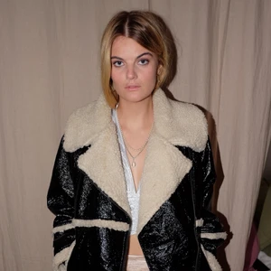 Monki sherling jacka - Skitsnygg jacka i glansigt material med teddy-detaljer. Oversized i modellen, jag har vanligtvis S men denna i xxs är stor på mig. Svag kaffefläck på innerfodret, annars bra skick. 