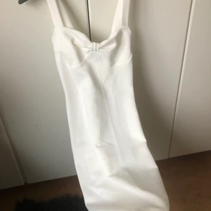 Studentklänning - Vit studentklänning har en liten slit där bak , väldigt elegant dock lite genomskinlig.