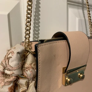 Väska från ZARA - Jättefin väska från ZARA, ljusrosa/beige med fina detaljer🤎🤍 