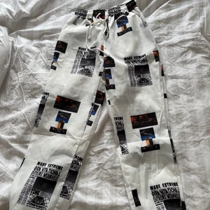 Byxor  - Luftigare/tunna byxor. Vet ej var de är ifrån. 