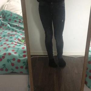 Jeans - Svarta jeans från ONLY. Vet inte storleken men skulle säga att den kan passa någon med XS. Har hål i sig (se bild 2) därför lägre pris:)