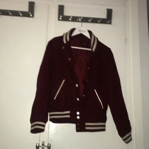 High school jacks  - High school jacka köpt second hand, storl 38, röd