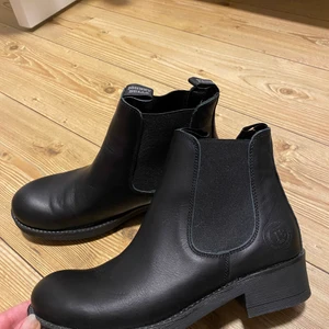 Johnny Bulls låga boots - Nya, använda en gång. Passar bäst för smala fötter, lite små i storleken. Mina fötter var tyvärr för breda. Jag har storlek 39, passar men lite trånga.
