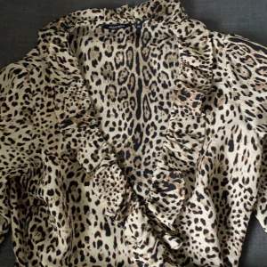 V-ringad volang leopard klänning, supersöt och bekväm, söm i midjan som skapat form med hjälp av bältet 