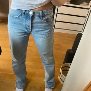 Zara high/mid waist straight jeans - Ljusblåa fett snygga jeans från zara. Mer åt högmidjade hållet men kan sitta lösare på höfterna o därav bli mer mid waist. Använda ett fåtal gånger, säljer pga får ingen användning för dem. Strl 36, lite långa på mig som är 161. Köpta för 400kr, säljer för 170kr + frakt🙌🏼🙌🏼