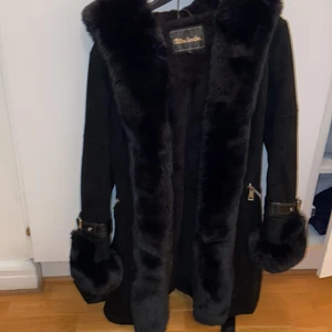 Päls kappa - Sjukt snygg jacka, den är jätte skön. Säljer pågrund av att jackan är för liten. Har inget kvitto pågrund av att jag köpte den på nätet sen har jag inte sparat kvittot köpte den för 2000kr. Bra skick har aldrig använt den för har inte tyckt att den har varit fin på mig och den var för liten. Den har INTE ÄKTA PÄLS! Vi säljer jackan för 1300kr.