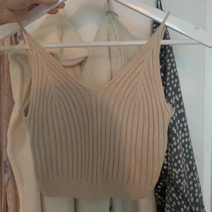 Stickat linne  - Jätte snyggt beiget stickat linne från shein! Säljer då det är för litet. Skulle säga att det passar någon som har xs-s. Det är i bra skick och har nästan aldrig använt det 💗 det är bara att höra av sig angående frågor eller fler bilder!!! 