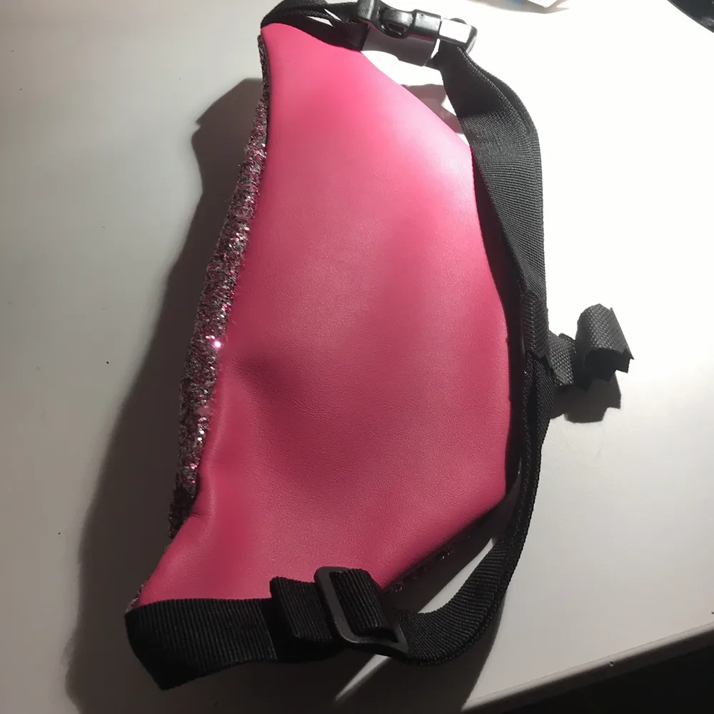 En glittrig råsa magväska med band 🎗 pris:35kr + frakt som är 4kr så sammanlagt 39kr kontakta vid köp⭐️⭐️. Väskor.