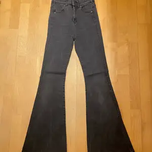 Säljer mina Dr Denim bootcut jeans som har blivit lite gråaktiga i tvätten, de är lite korta för mig ( jag är 160cm ) det är storlek S/30. Men eftersom att färgen blivit gråaktig är mitt pris 100kr ( nypris 500kr). Hör av er om det är något ni funderar över. 