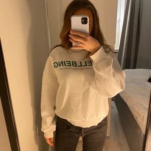 Sweatshirt från Ginatricot - vit sweatshirt med grön text från gina tricot💚 frakt tillkommer