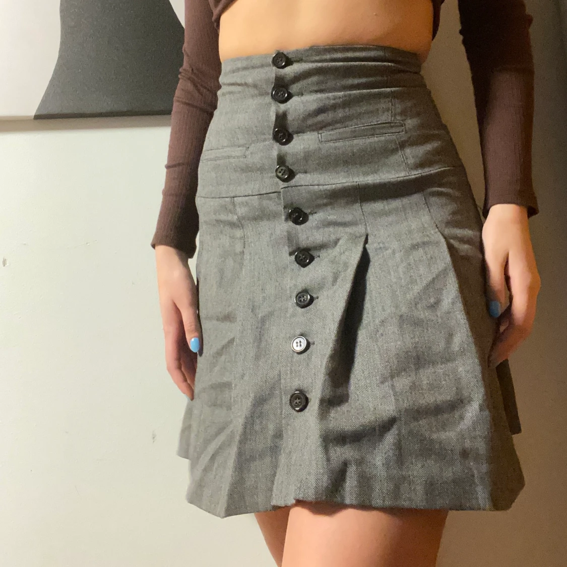 Grå kjol med veck och knappar - 90