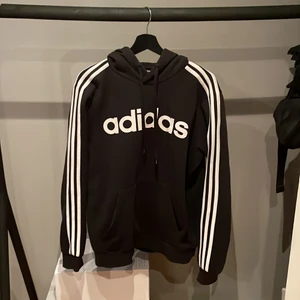 Adidas hoodie - Har haft den i ett år, är ganska sliten. Original pris 700kr