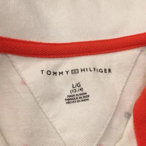 Äkta tommy hilfliger. - Använd några gånger tvättad. Liten för mig. Köpt i usa 