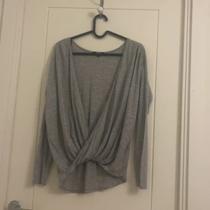 Topp BIKBOK - grå topp från bikbok använd fåtal gånger priset kan alltid diskuteras