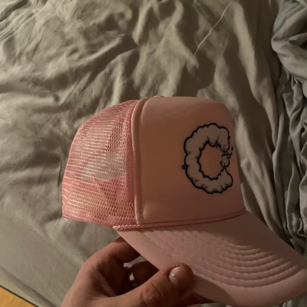 Rosa trucker keps från amerikanska underground märket Cozy, Oanvänd nyskick, Inköpt för 449kr. Accessoarer.