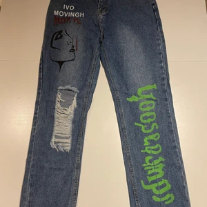 Jeans med tryck, L  - Det är ett par jeans med 80-90 tals stil. Storleken är L men om man har storlek M kan man också ha dem eftersom passformen är baggy