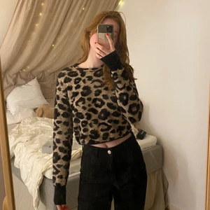 Stickad Leopardtröja - Jättemysig stickad leopardtröja från Zara. I strlk M men sitter ganska tight på mig som är en S/M. Frakt betalas av köparen.