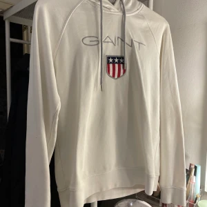 Gant tröja - Säljer min vita Gant tröja eftersom den kommer inte till användning en liten bit av färg råka hamna på den men går bort med en tvätt ☺️🤍 OBS köparen står för frakten!