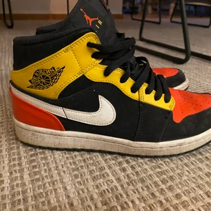 Nike Jordans - Säljer mina älskade jordan mids som tyvärr inte får tillräckligt med kärlek längre. Dem är i jättefint skick och sjukt snygga. Dem är i unika färger då det är få som har dessa😊Buda på så det ryker i kommentarerna😉Köparen står för frakt! Jag kan mötas upp i Stockholm eller Täby💕💕🦋Skriv till mig för fler bilder😊