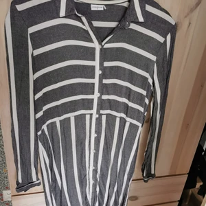 Längre skjorta strl 36 - Längre randig skjortblus från jaqueline de yong i storlek 36. Knappt använd, men något nopprig i tyget, se bild.                                                   Köparen står för eventuell frakt, skickar med billigaste alternativet eller annat enligt önskemål ☺️