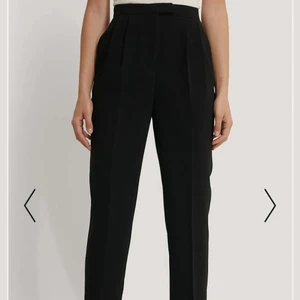 Kostymbyxa från Na-kd strl 36 - Svart kostymbyxa från Na-kd strl 36. Oanvända med lappen kvar. Endast testade. 