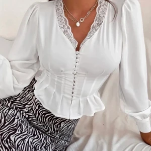 Blus - Jättefin blus köpt här på plick nyligen men den passade tyvärr inte mig riktigt! skulle säga att den passar en xs-m skriv för fler bilder eller info!