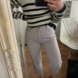 Lila jeans - Ett par lila jeans från pull&bear i storlek 36💓 jag säljer dom då dom inte kommer till användning längre. Frakten är inräknad i priset!