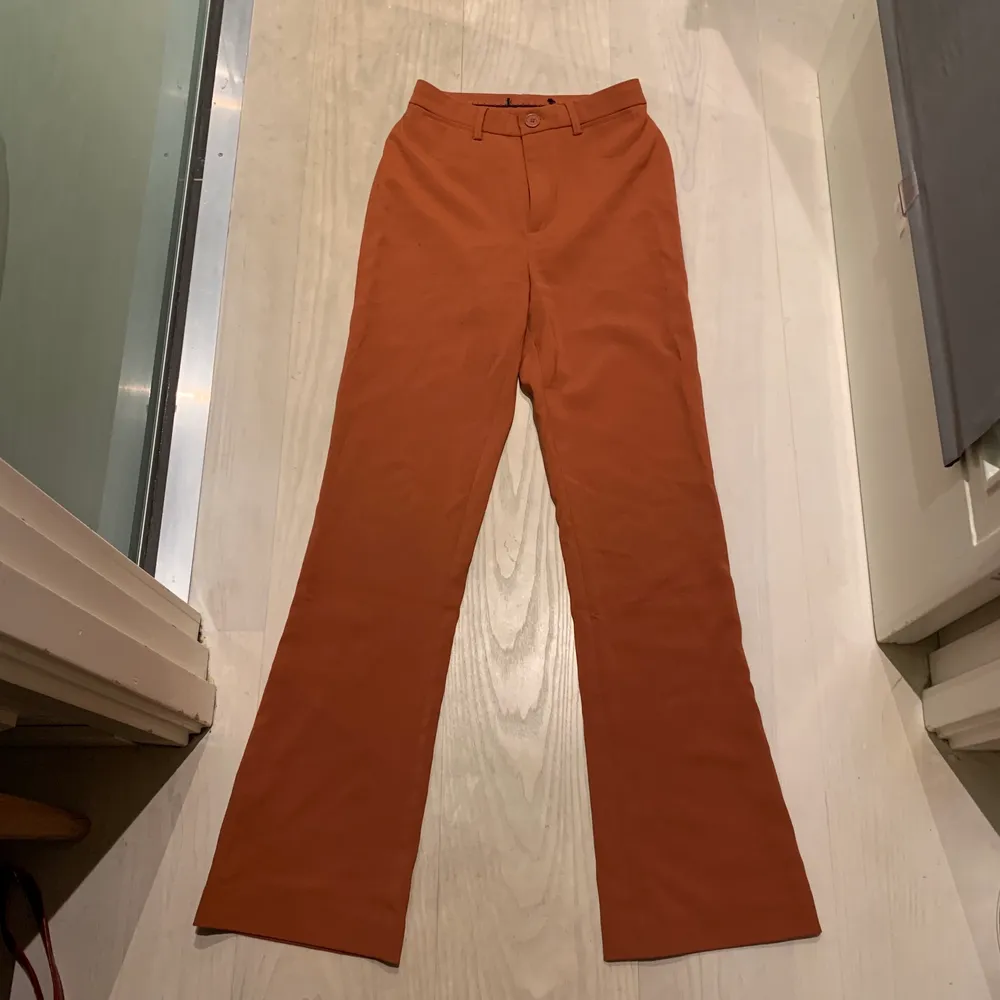 Ett par orangea byxor som jag inte minns vart dem är ifrån då jag har klippt av lappen men skulle gissa på hm eller zara och gissa att dem är i storlek 34, köparen står för frakten:). Jeans & Byxor.