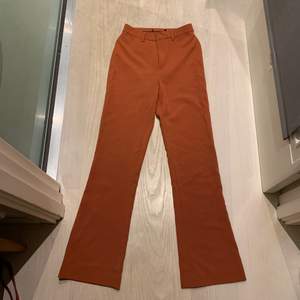 Ett par orangea byxor som jag inte minns vart dem är ifrån då jag har klippt av lappen men skulle gissa på hm eller zara och gissa att dem är i storlek 34, köparen står för frakten:)