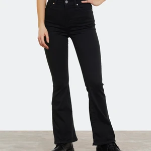 Svarta bootcut jeans - Säljer ett par svarta bootcut jeans från BikBok🙌