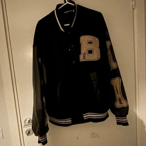 Baseball jacka  - Säljer min skit snygga aelfric Eden jacka då jag tyvärr inte använder den så mycket längre. Köptes i våras och är sparsamt använd därför i toppskick! Frakt tillkommer🤍 nypris låg på 800kr💕